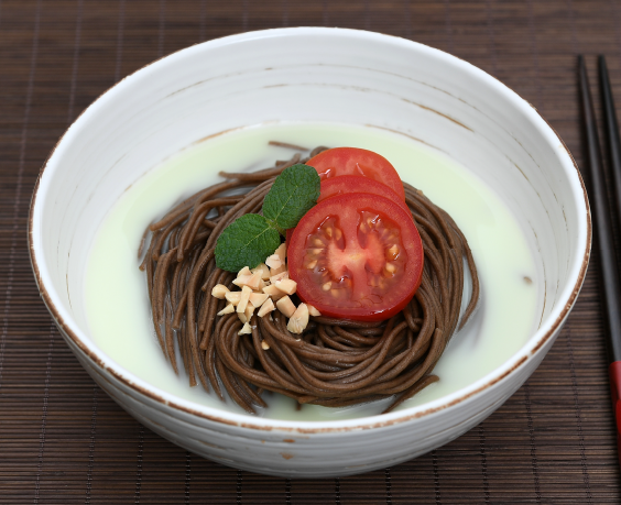 여름철 보양식, 검은콩국수가 당신의 건강을 지키는 법